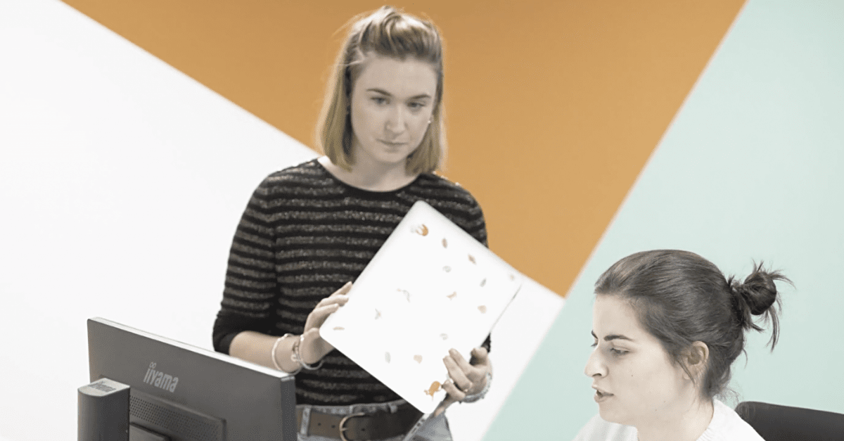Chloé, Head of Studio de Qualifio,  suit un projet créatif avec un des talents Qualifio