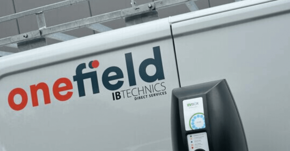 Véhicule Onefield et borne de recharge électrique