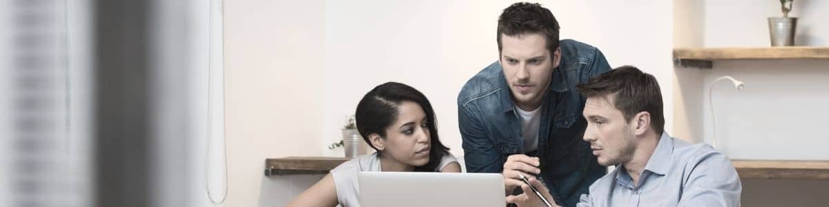Een finance team zoekt de fouten in hun Excel-reporting