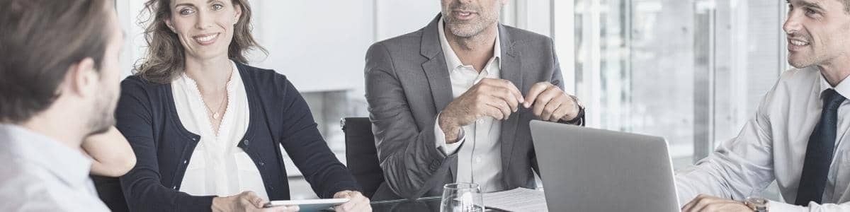 Un conseil d'administration discute du dernier rapport trimestriel de l'entreprise