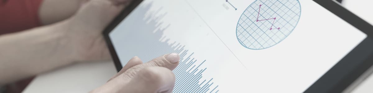 Un CEO analysant les finances de son entreprises là où il souhaite