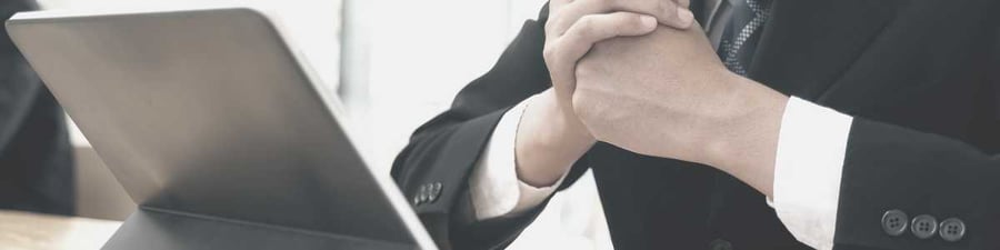 Un CEO prend connaissance des sept ratios financiers indispensables à son analyse financière