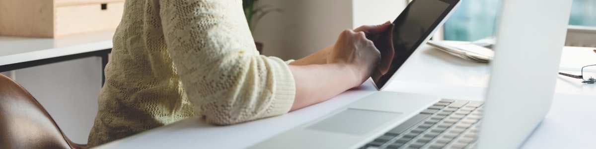 Een CFO zoekt informatie over de meest gewaardeerde soft skills op de markt
