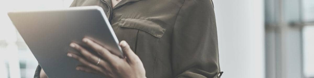 Une CFO se documente pour améliorer sa compétence de reporting au conseil d'administration