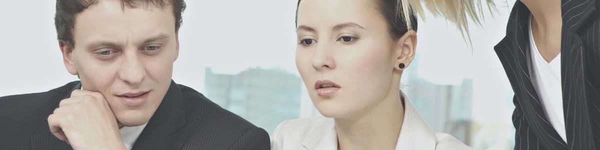 Une CEO partage les conclusions de son analyse financière avec son équipe de managers l