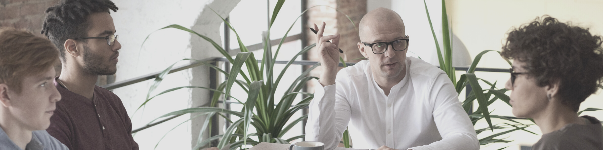 Une équipe financière et son CFO s'informent sur la comptabilité analytique