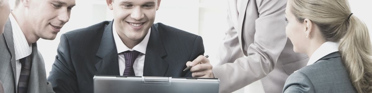 Une équipe financière s'apprête à élaborer le budget prévisionnel consolidé de son groupe