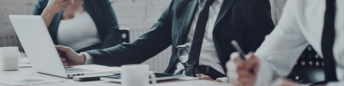 Une équipe en train d'analyser l'aperçu de l'analyse des KPIs de leur activité