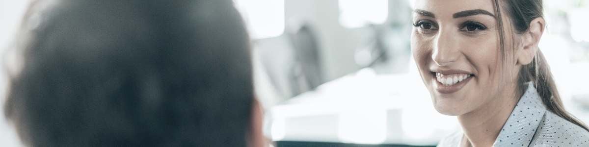 Een HR manager legt aan een collega uit hoe je een HR dashboard maakt 
