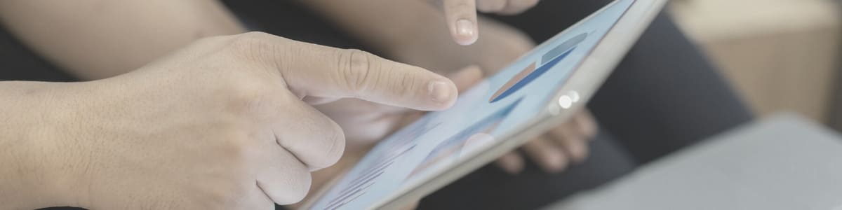 Deux managers créent une campagne marketing en quelques clics