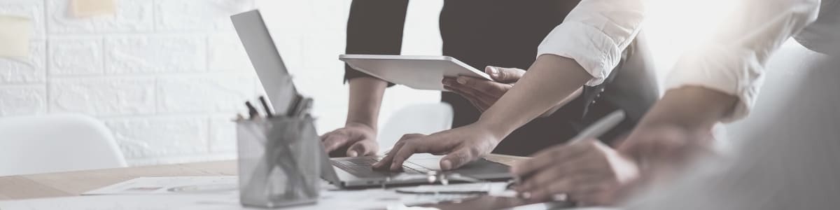 Deux managers utilisent une SaaS pour améliorer la performance de l'entreprise