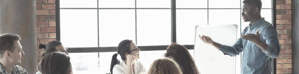 Un CFO expose aux membres du board de son entreprise son choix d'outil de management de la performance de l'entreprise et de reporting