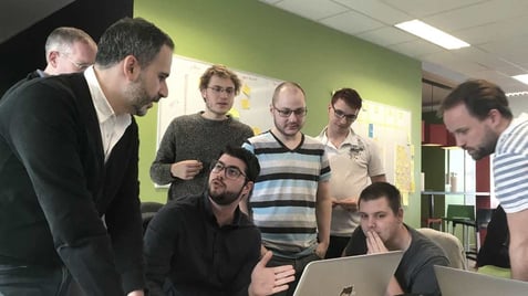 Une partie de l'équipe technique occupée à parler du futur design de la plateforme avec notre UI/UX designer