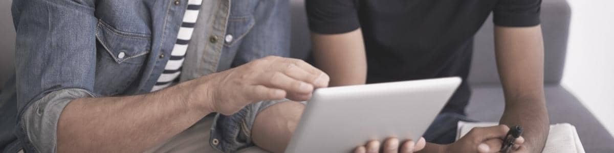 Deux membres d'un conseil d'administration discutent des derniers résultats de leur entreprise