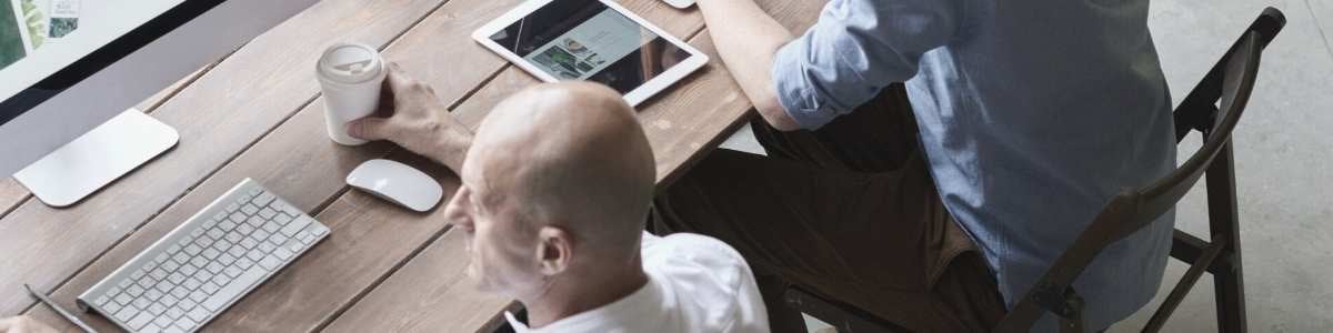 Twee CFO’s werken aan hun bureau