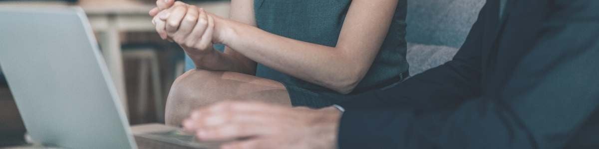 Twee HR managers overleggen hoe ze hun HR dashboard willen uitwerken