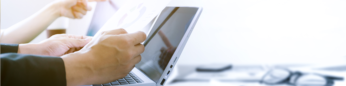 deux-collegues-essayent-de-travailler-sur-le-meme-tableur
