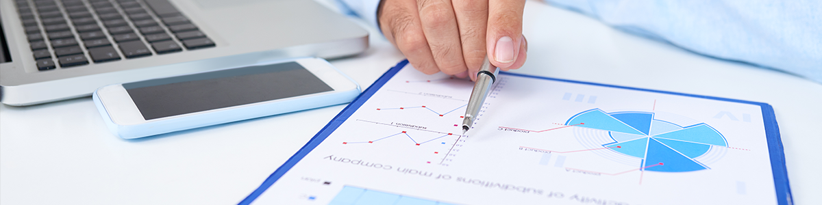 Een CFO analyseert de reporting om de performance van zijn bedrijf beter te begrijpen