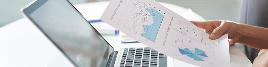 un manager analyse les donnees historiques de sa societe