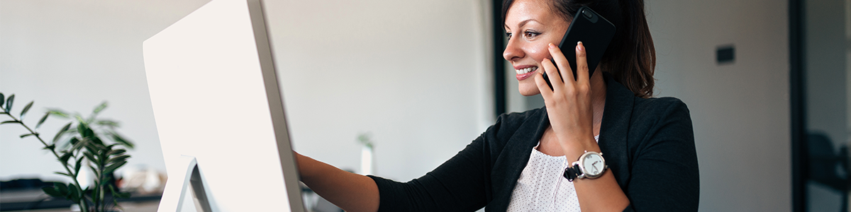 une CFO en train de comparer les differents systemes comptables