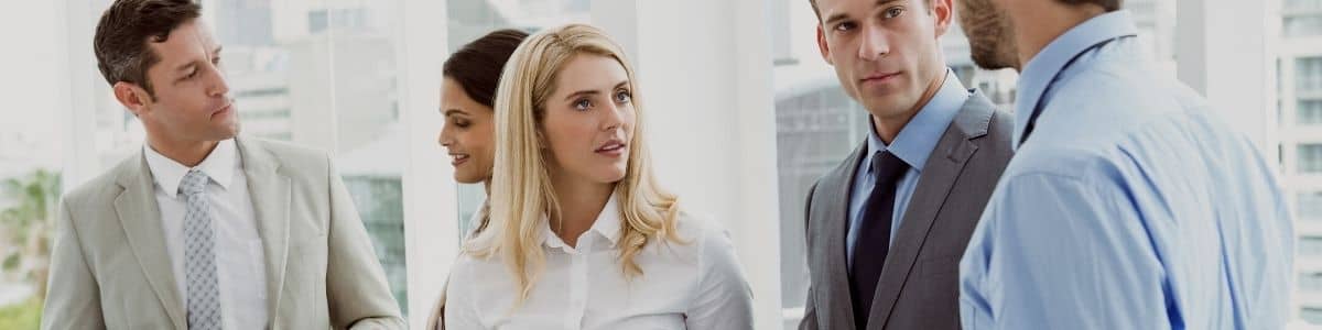 Een CFO praat met haar finance team