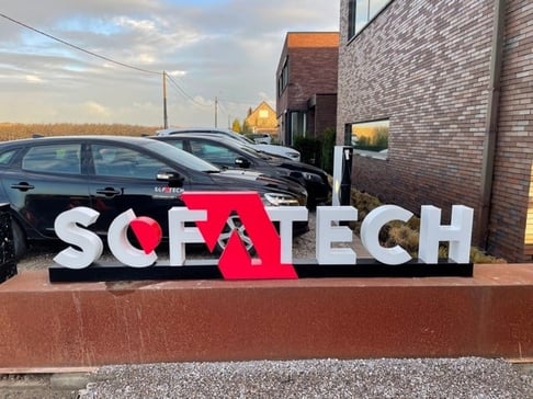 Sofatech's logo bij het kantoor