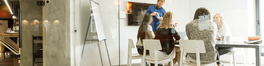Les managers de l'entreprise se sont rassamblés pour discuter du nouveau logiciel EPM. 