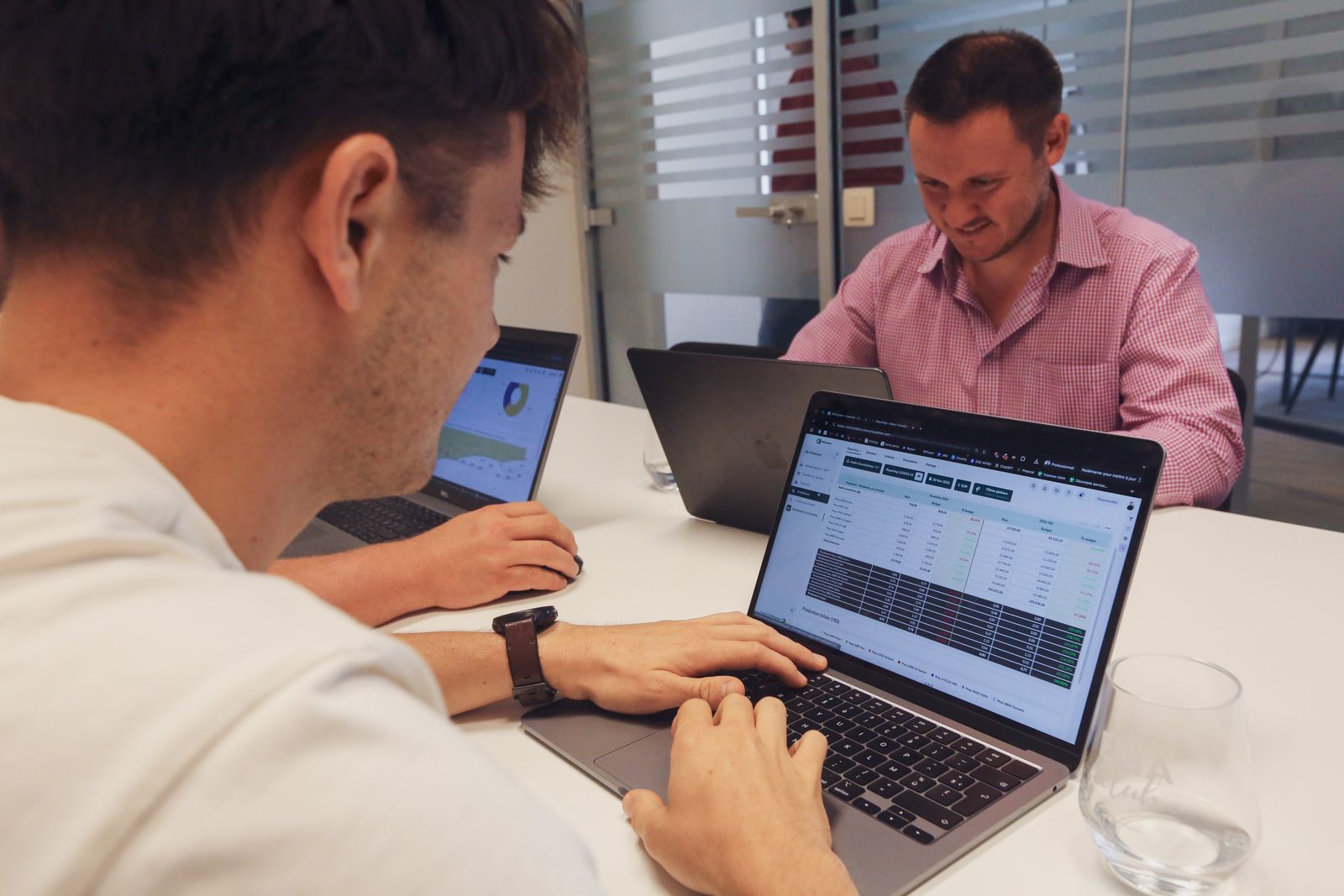 Two colleagues working in EMASPHERE on their laptops