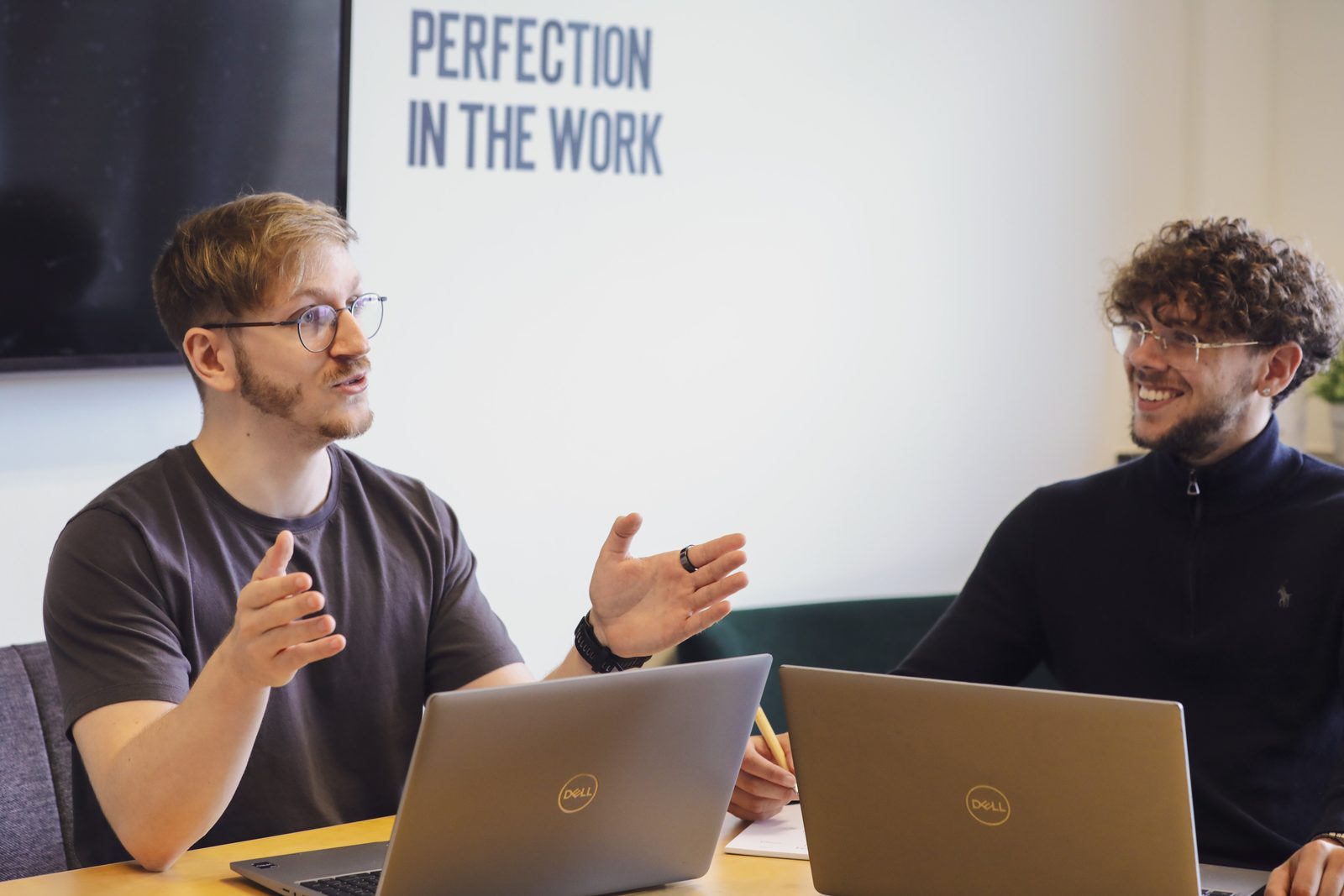 Deux collègues EMASPHERE en discussion devant leurs écrans